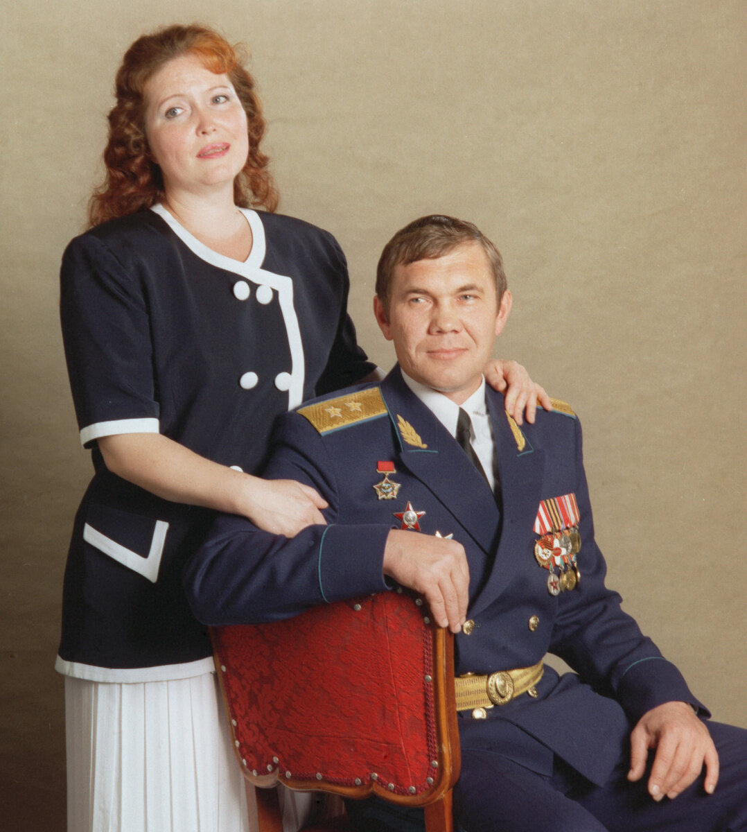 Александр Лебедь с женой Инной. 1995 год. Фото: Александр Чумичев (ТАСС)