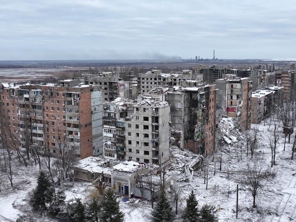    Разрушенные жилые дома на одной из улиц в Авдеевке. Стоп-кадр видео© РИА Новости / Министерство обороны РФ