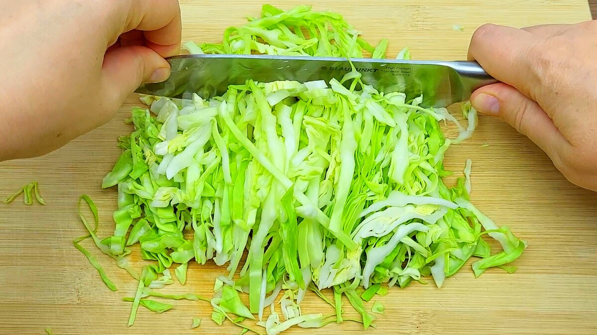 Здравствуйте дорогие Друзья! Сегодня я хочу поделиться с Вами рецептом вкуснейшего салата из обычной капусты.