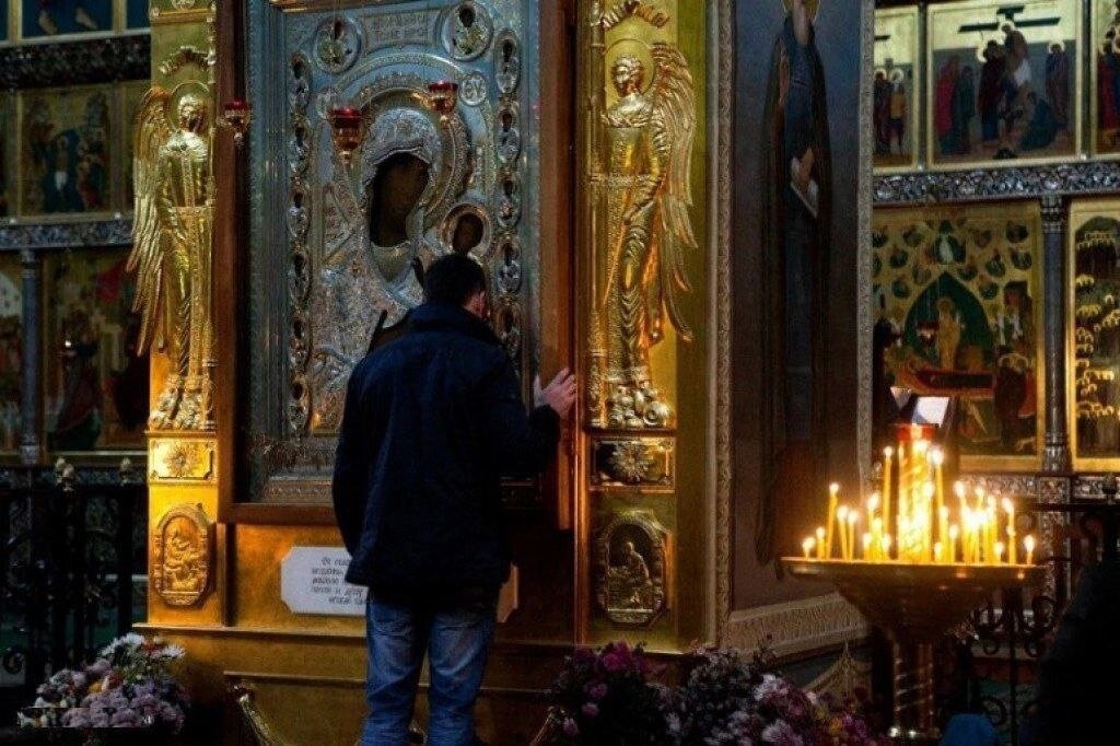 Священник молится в храме. Ты шкаф молись я батюшка. Батюшка читает. Ты шкаф молись я батюшка. Монах молится в храме.