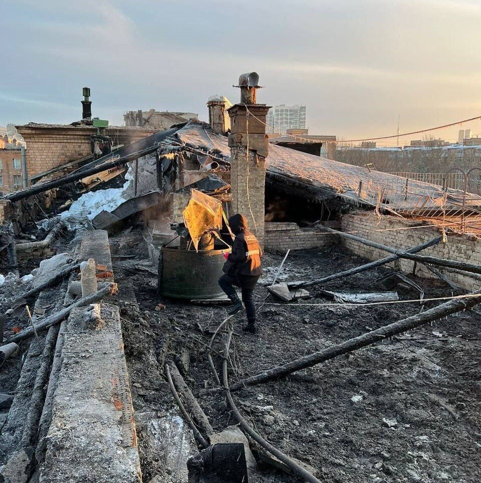 Помните, дней 10 назад горела крыша сталинки на Черняховского в районе Аэропорт? Я смотрела фото и видео с места пожара и думала, как страшно попасть в такой кошмар! А главное- что делать после?