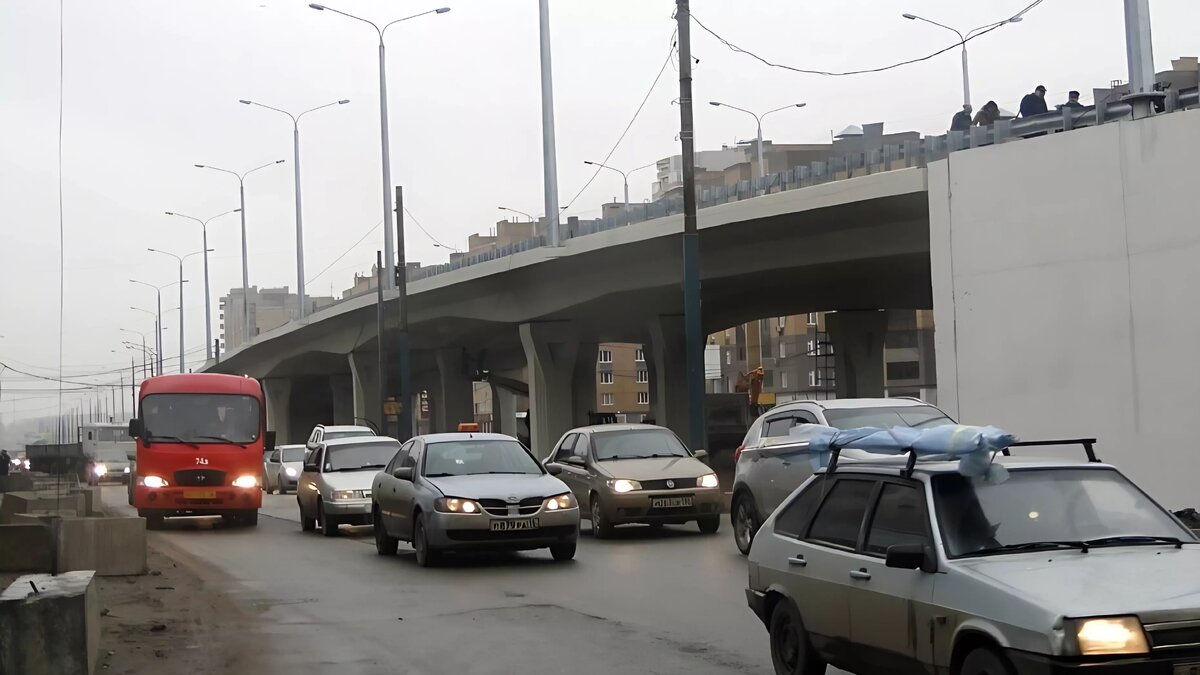     В последний рабочий день на этой неделе жители Казани застряли в 10-балльных пробках. Случилось это после 14 часов 22 февраля. Информация отражена в сервисе «Яндекс Карты».