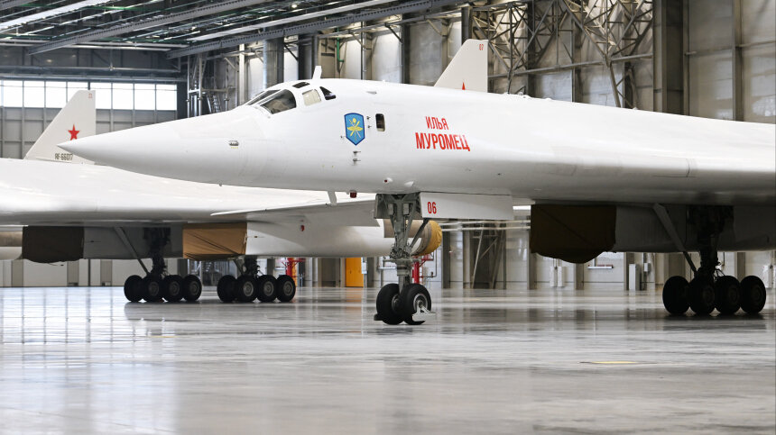 летающий самолет. самолетик из доллара. самолет из денег. бумажный самолетик. красивый бумажный самолетик.