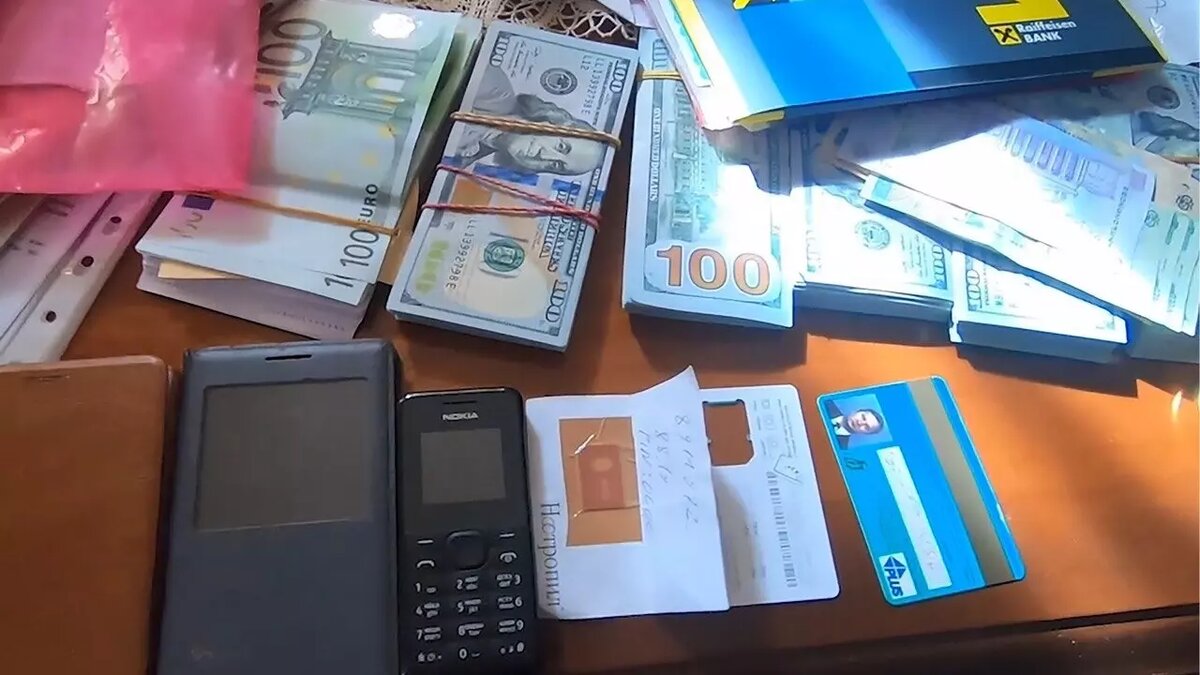     Известные схемы телефонных мошенников пополняются новыми легендами, в результате сотни людей теряют деньги. Почему, несмотря на предупреждения, люди верят мошенникам и каким образом вести себя при подозрительных звонках, выяснили «НИ».