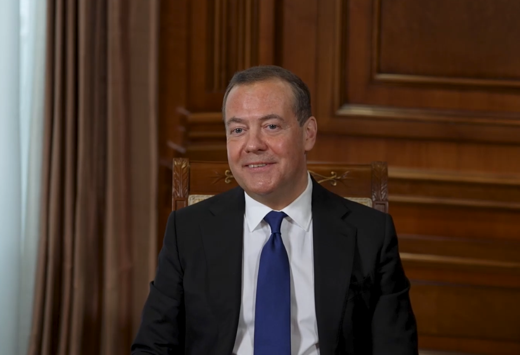    Медведев: атмосфера доносительства в РФ не нужна, но реагировать на происходящее надо