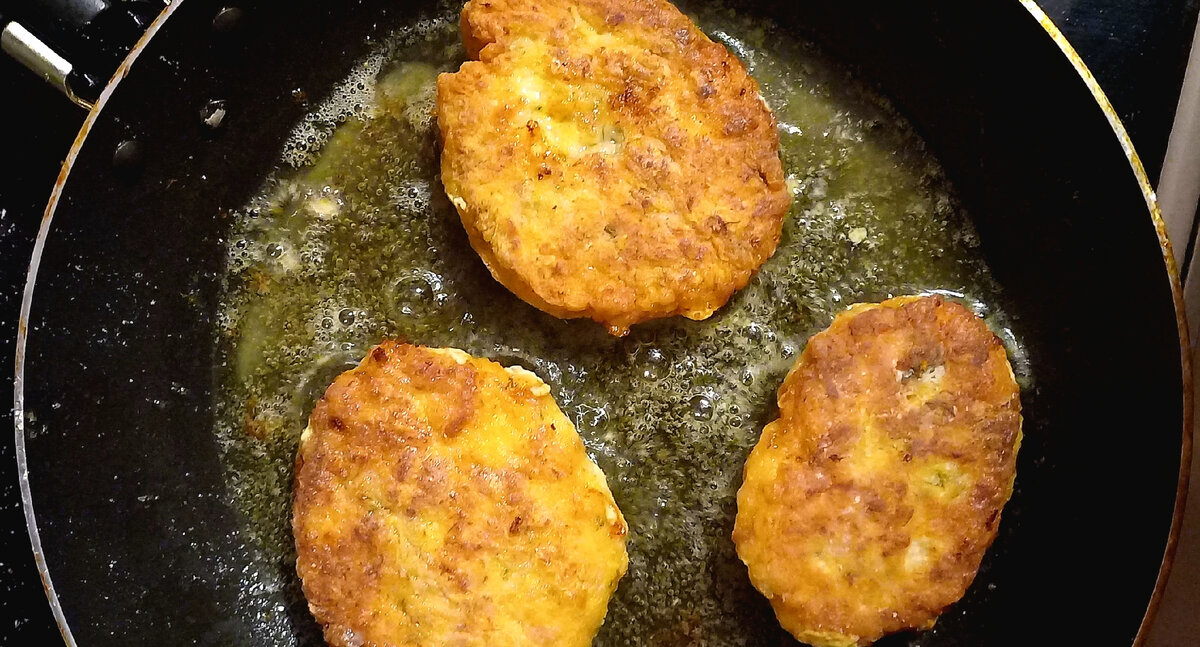 Котлеты из фарша на сковороде. Куриный. Биточки из фарша. Биточки куриные. Котлета из фарша рецепт самый простой.