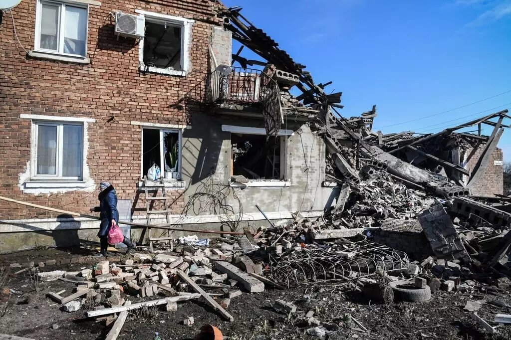 Пока боевые действия несут смерть и разрушения. Фото: AFP