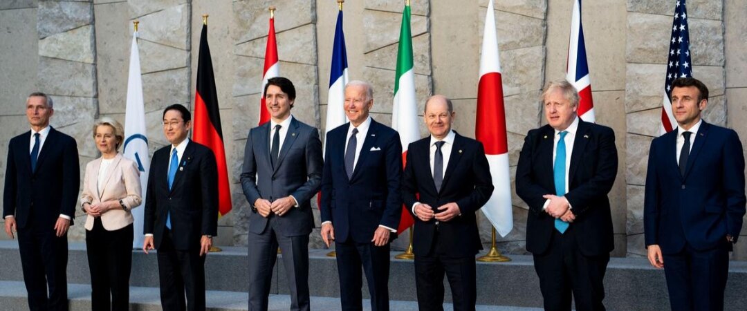 Самая большая страна в сша. Страны южной америки список. Состав латинской америки политическая карта. Континент южная америка страны. Население южной америки 7 класс таблица страна столица.