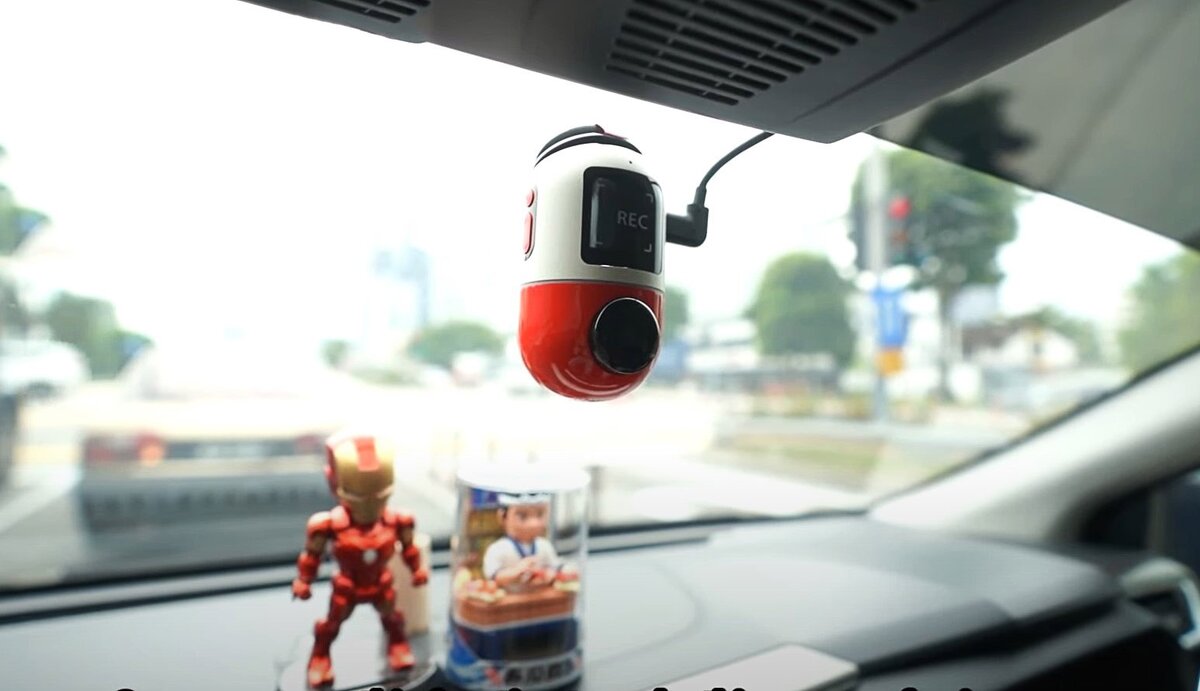    Выглядит космически. А ещё в него понапихали всяких развлекательных функций типа съёмки селфи и дополнительной графики, которая отображает скорость авто и другие параметры / Иллюстрация: youtube.com/TechNave