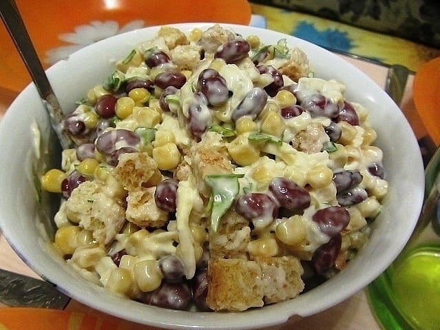 салат с красной фасолью и сухариками. салат фасолевый с сухариками и колбасой. салат фасоль с сухариками рецепт с колбасой. салат с красной фасолью и сухариками и колбасой и кукурузой. салат с фасолью и сухариками.