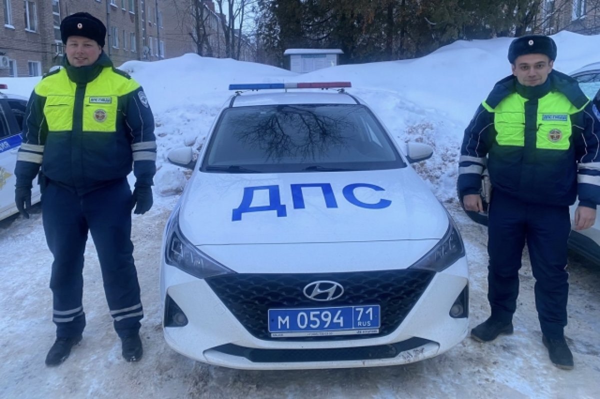    В Тульской области инспекторы ДПС помогли вытолкать ВАЗ из сугроба