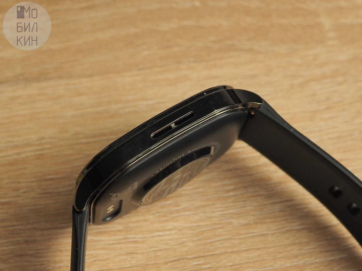 Слева расположен динамик,..