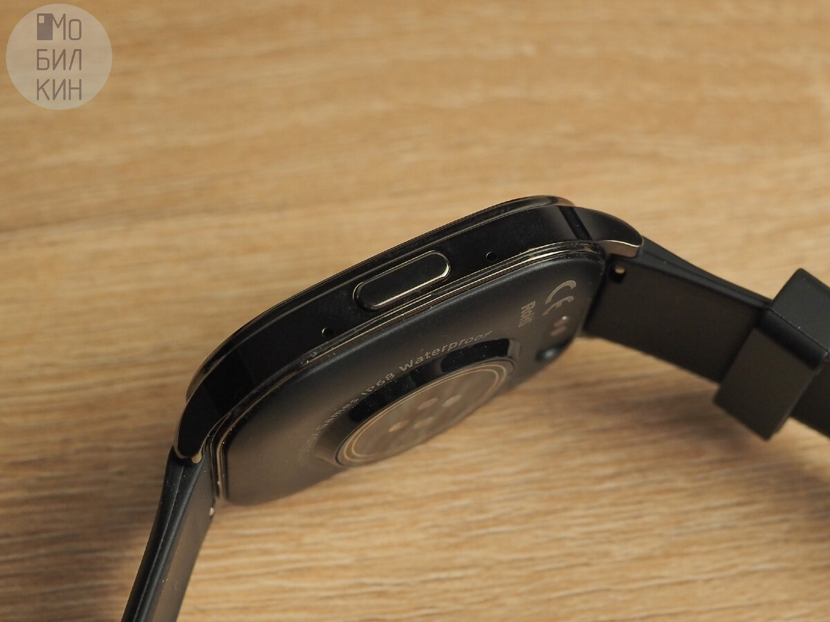 ..а справа — микрофон и единственная кнопка управления