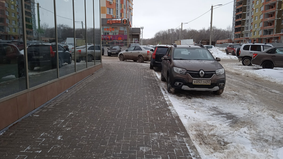 Тротуар у Магнит Косметик. фото автора