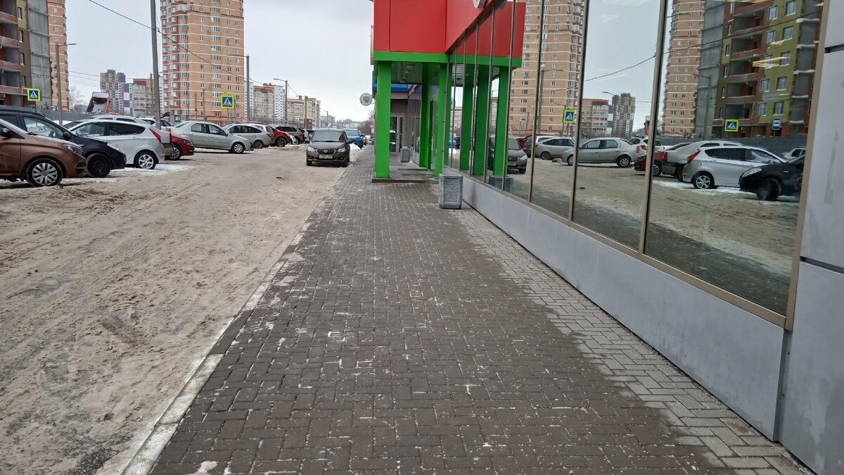 Около пятёрочки убирают наши дворники. фото автора