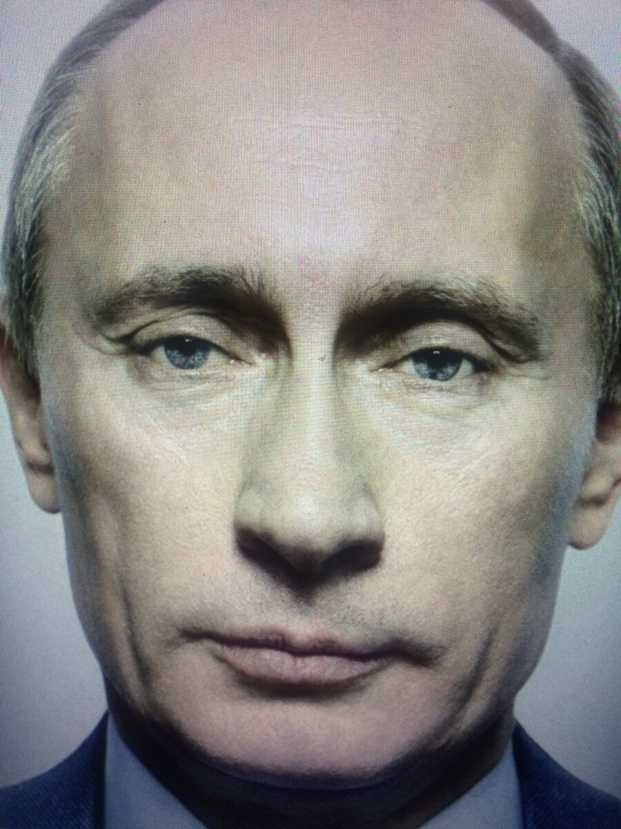 Строгое и родное лицо.