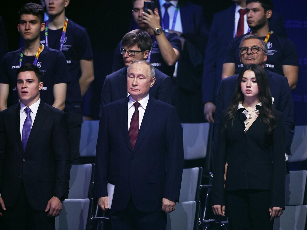    Владимир Путин, Никита Нагорный (слева) и Камила Валиева© POOL