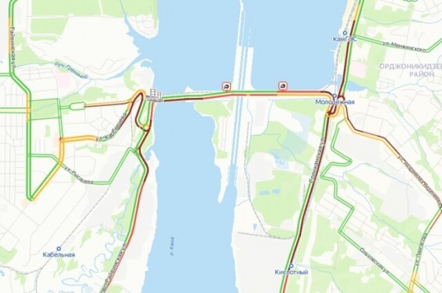    Пробка из-за ДТП на мосту плотины КамГЭС 22 февраля. Фото: Яндекс карты