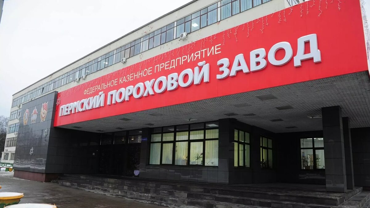     Также в списках компании, связанные с российским ВПК, импортеры оборудования и нефтетрейдеры.