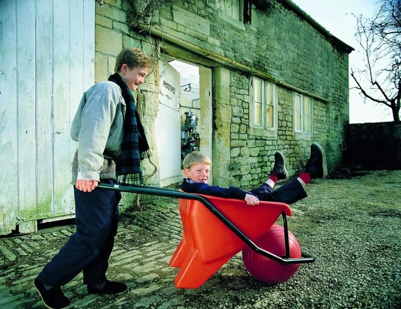 Ballbarrow первое изобретение Джеймса Дайсона, Она завоевала приз Британского совета по дизайну, но в коммерческом плане провалилась. 