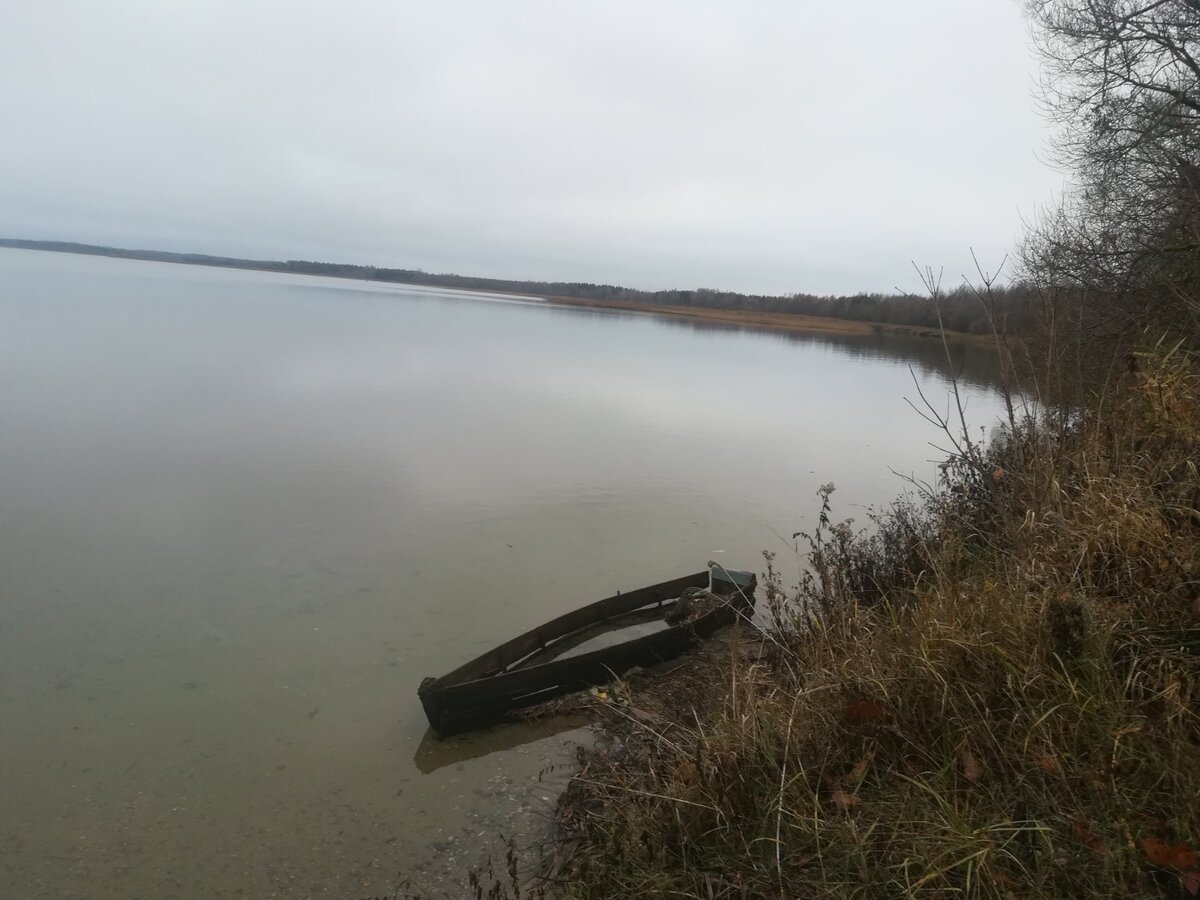 И лодки на воде как солнечные пятна