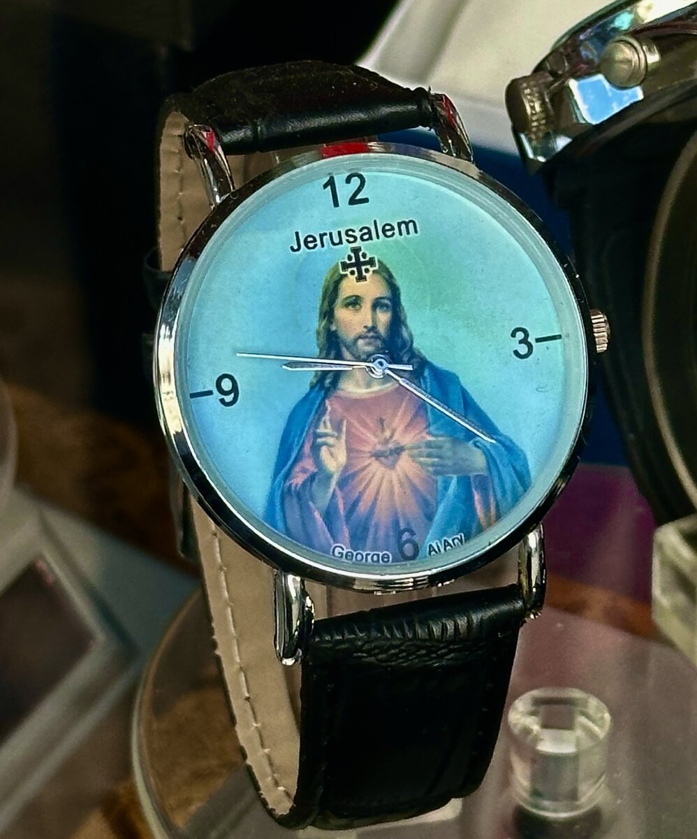 Фотография часиков из лавки в Старом городе в Иерусалиме. Сделана автором.