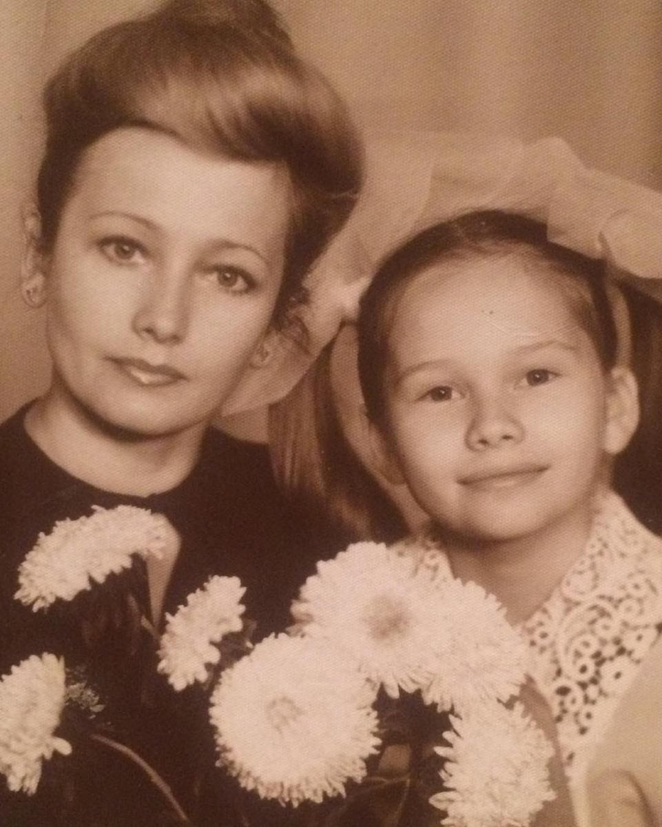Лена с мамой очень похожи!