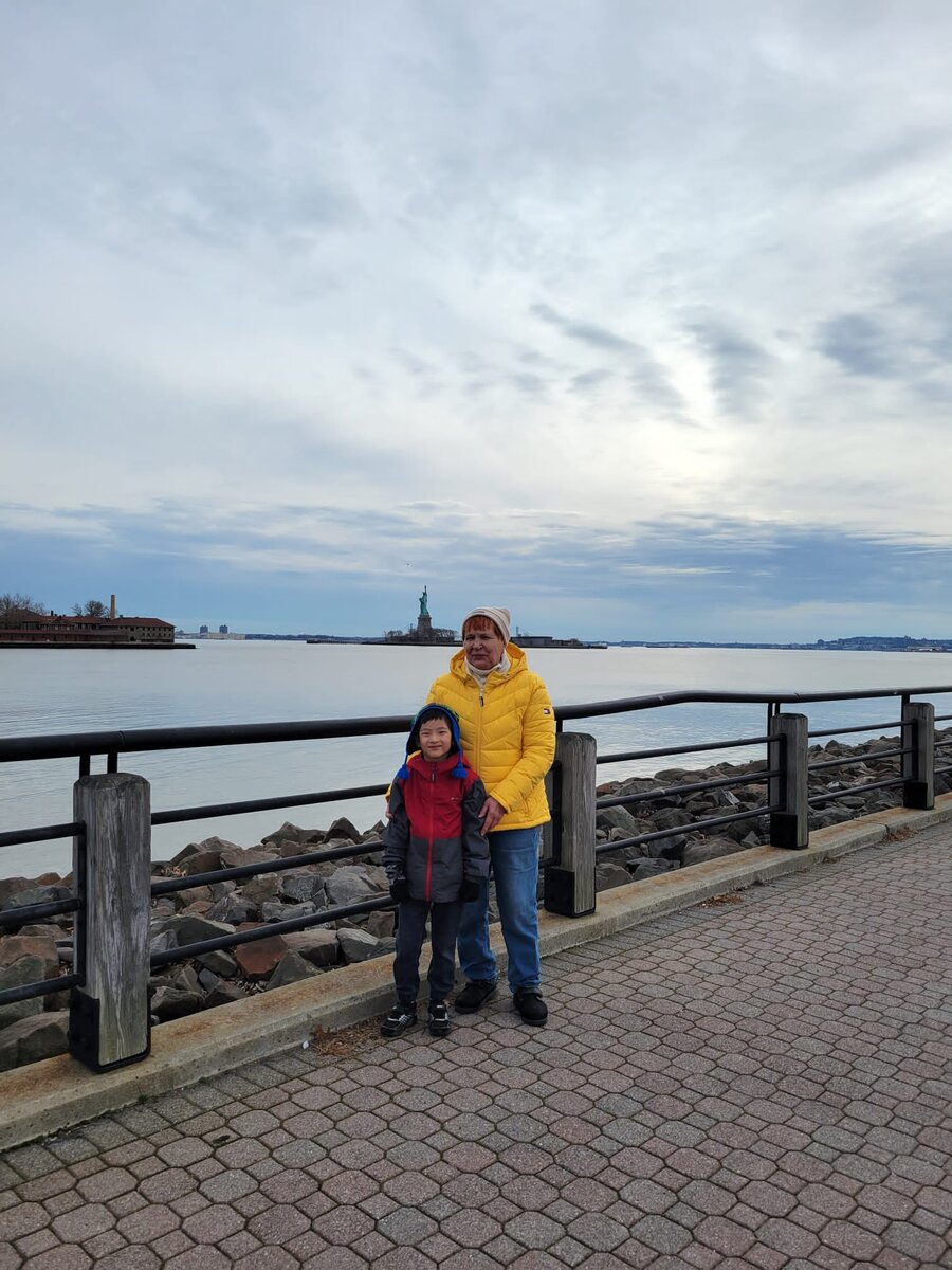 Валентина Анатольевна Фадеева с внуком. На дальнем плане - Статуя Свободы.