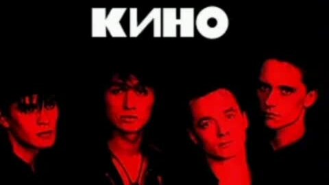 счастливая девушка. девушка-море. девушка с акустической гитарой. спокойная мелодия без слов. картины вдохновение.