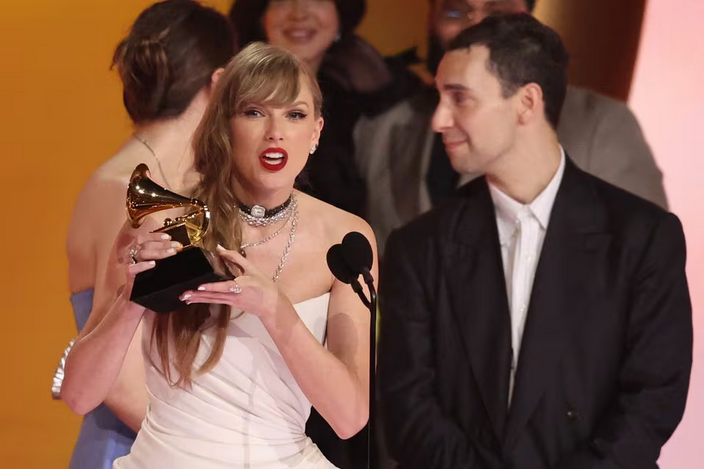 Тейлор Свифт получает награду "Альбом года" за Midnights во время 66-й ежегодной премии Грэмми в Лос-Анджелесе, Калифорния, США, 4 февраля 2024 года. Фото: Майк Блейк / REUTERS