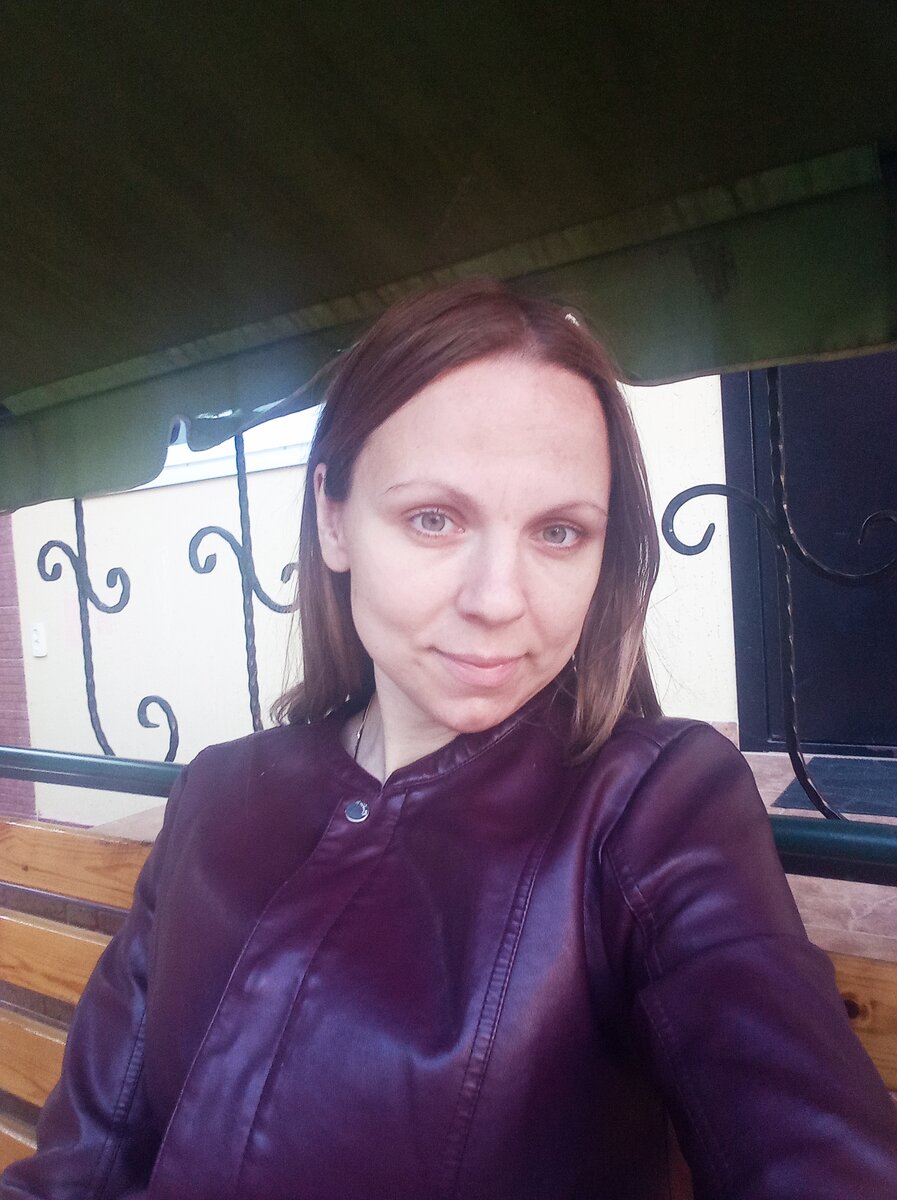 Во дворе дома, где снимали жилье в Лоо.