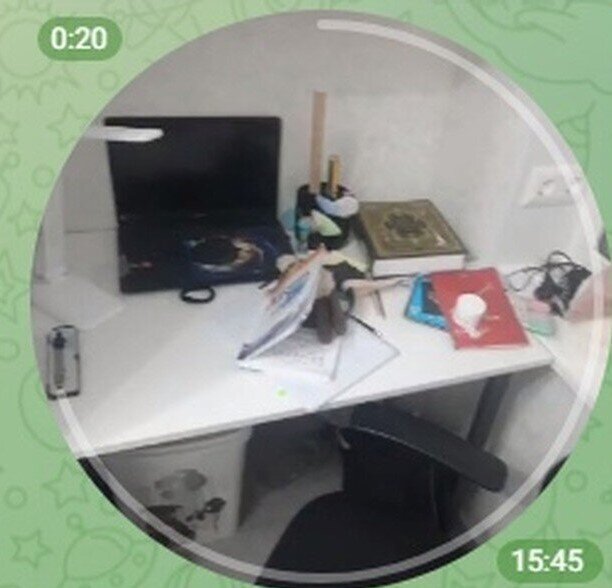 Для девочки организовали уголок с письменным столом. На кухне