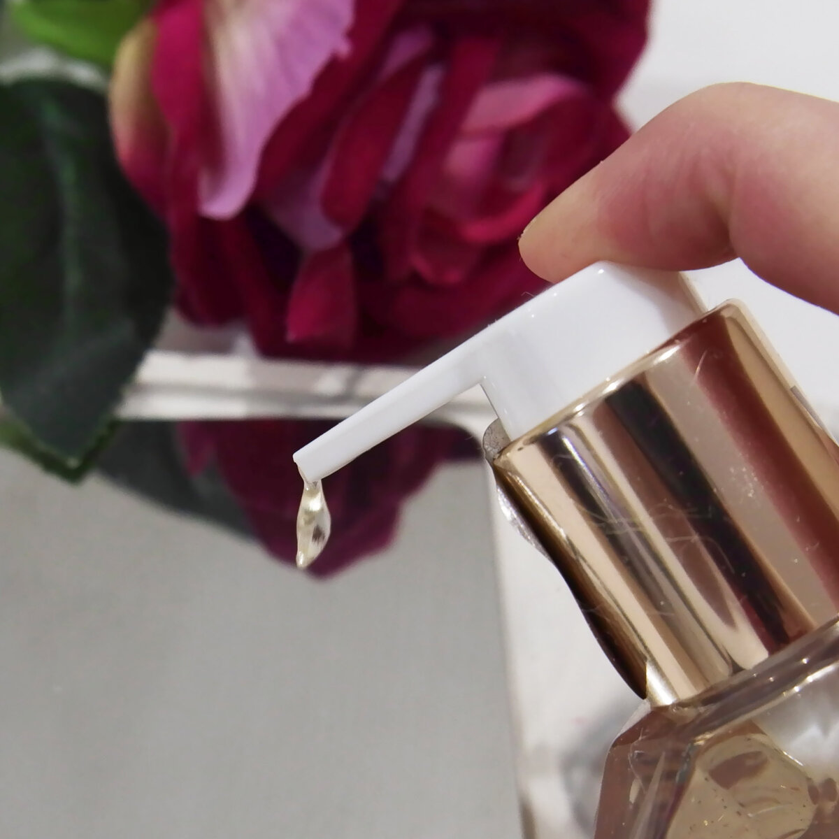 отдохнуть душой и телом. девушка небо море. медитация гармония. красота души и тела. романтик на берегу моря.