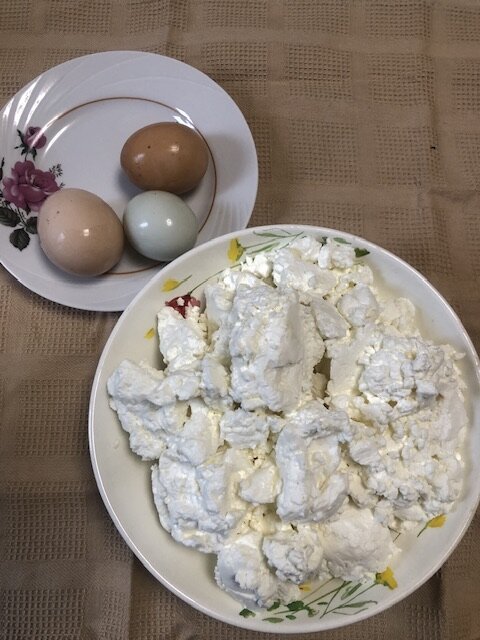 Яйца от наших кур-разноцветные.Есть даже голубые 