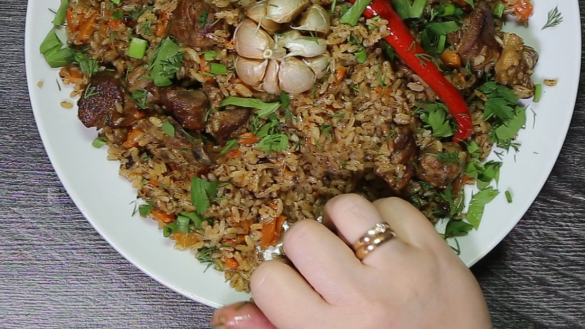 рис с овощами. таджикский плов в казане. рассыпчатый плов с говядиной. узбекский плов. плов рассыпчатый с говядиной.