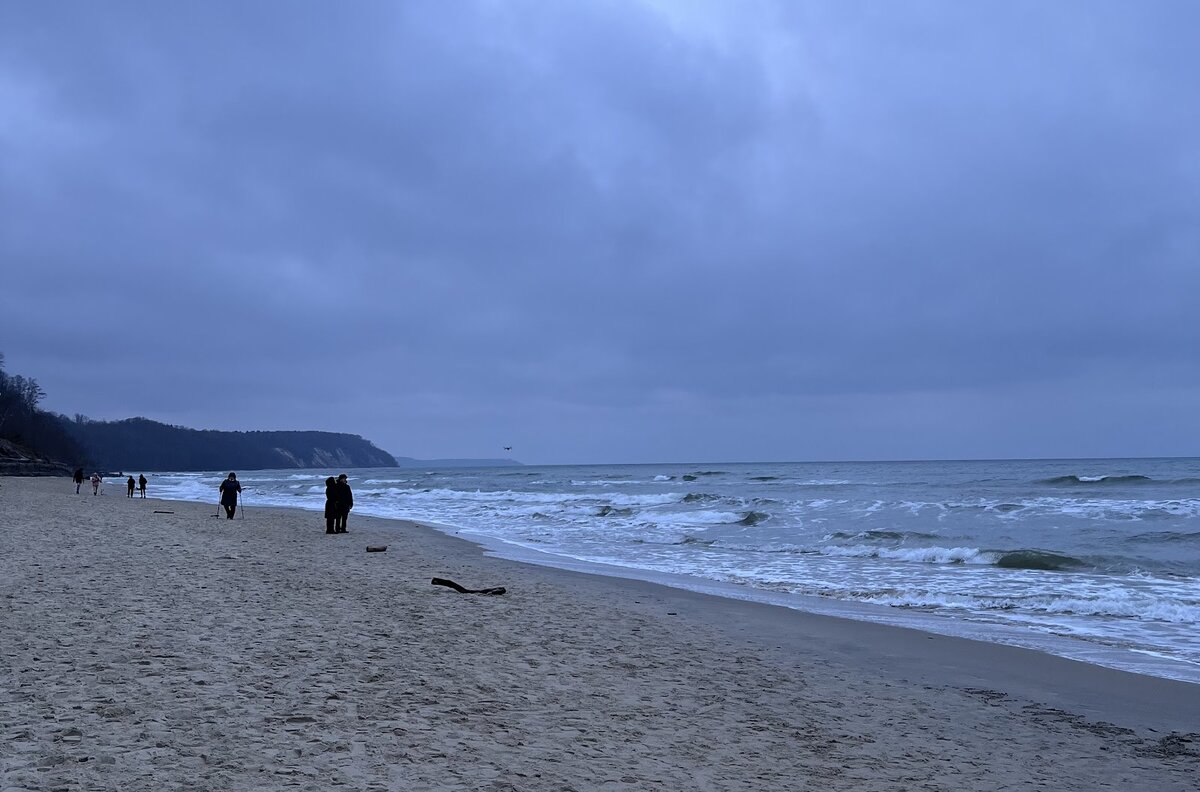 Непродуваемая/непромокаемая куртка должна быть на первом месте в списке вещей для поездки, особенно если вы собираетесь на море. На втором – зонт (на фото – пляж в Светлогорске)