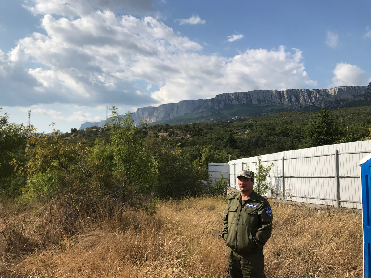 Уже работаю охранником