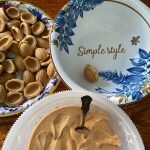 торт из печенья без выпечки. медово ореховый торт. торт из печенья со сгущенкой рецепт. торт с печеньем и сгущенкой. торт трехслойный дамский каприз.