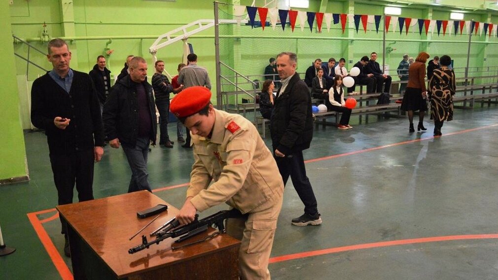 спортивный ну. спортивные девушки. спортивный персонаж из мультиков. спортивный персонаж из мультиков. волк из ну погоди со штангой.