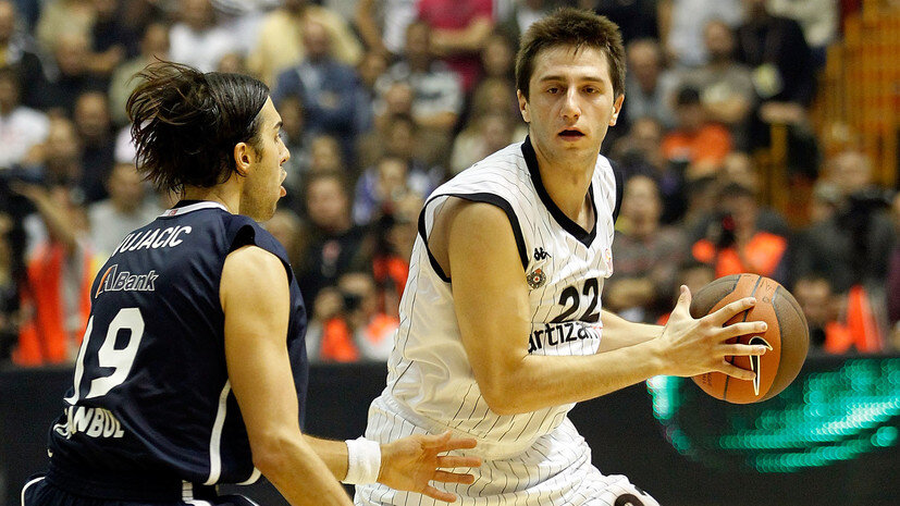     Саша Вуячич противостоит Марко Чакаревичу в матче Евролиги  Marko Metlas/Euroleague Basketball via Getty Images