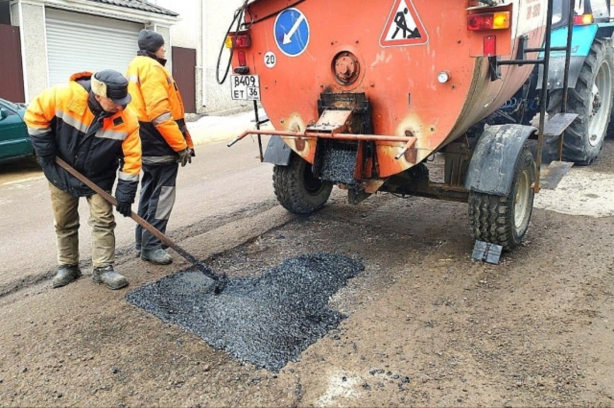    В Воронеже продолжают устранять дефекты дорожного полотна