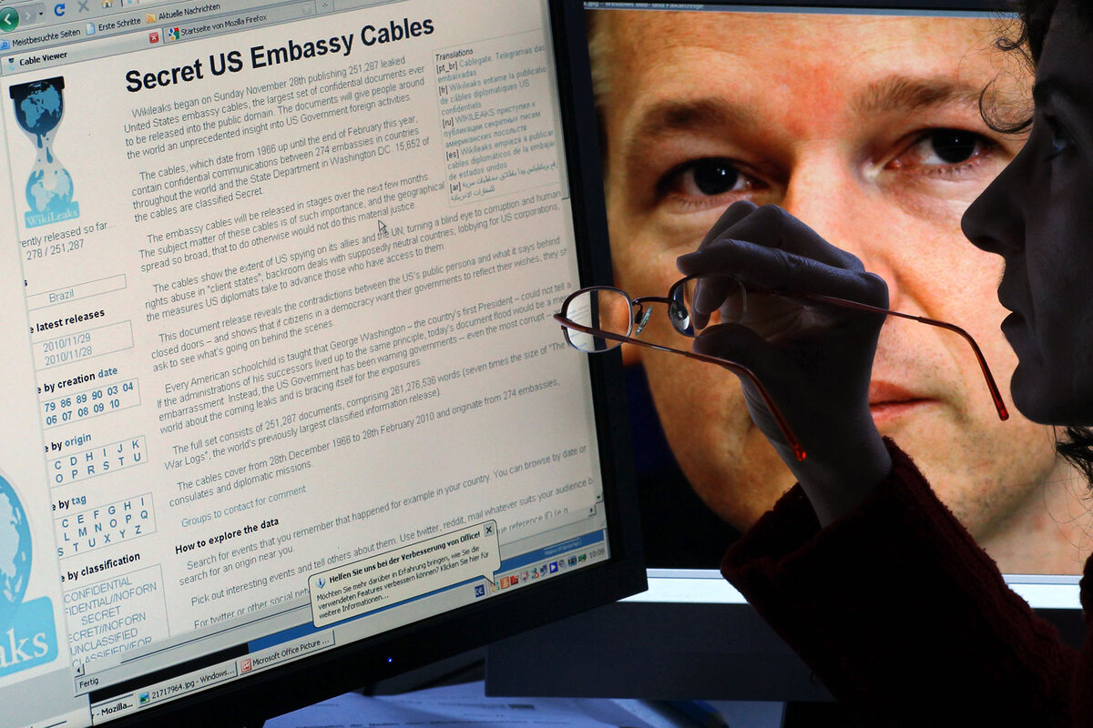       Публикации конфиденциальных переписок американских дипломатов на сайте WikiLeaks, 30 ноября 2011 года Фото: Jens Buettner / DPA / ТАСС
