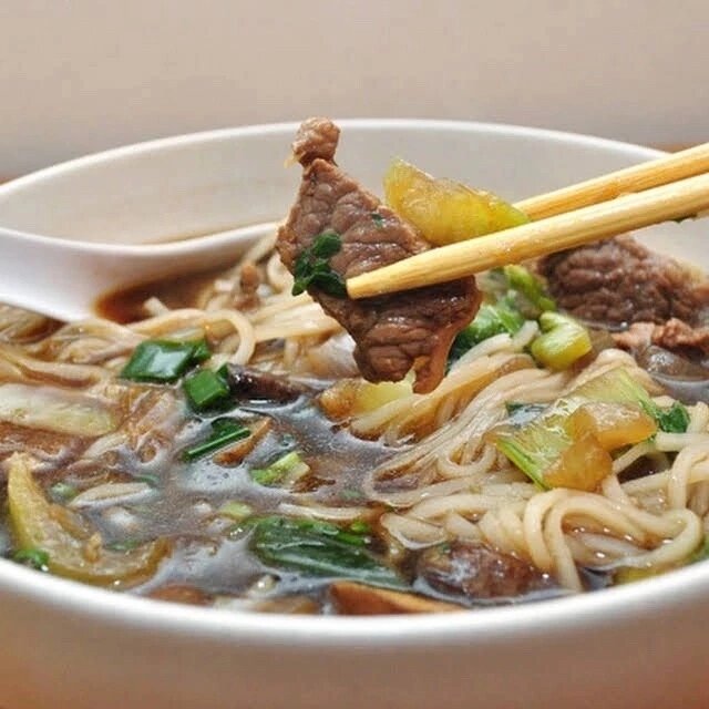 СУП ПО-КОРЕЙСКИ

Ингредиенты:

▪️300 гр говядины
▪️200 гр шампиньонов
▪️1 морковь
▪️1 луковица
▪️1 стебель сельдерея
▪️4 зубчика чеснока
▪️6 ст л соевого соуса
▪️1 пакетик рисовой лапши
▪️1 пучок зеленого лука
▪️0,5 ч л смеси молотых перцев
▪️1 ст л растительного масла 
▪️соль по вкусу

Приготовление:

1️⃣Говядину варите вместе с нарезанными сельдереем, морковью и луковицей 1 час. 

2️⃣Шампиньоны обжарьте в масле с измельченным чесноком. влейте соевый соус, готовьте 2 минуты. 

3️⃣Мясо выньте, нарежьте, положите в процеженный бульон. Добавьте шампиньоны, рисовую лапшу, специи, соль. 

4️⃣Через 1 минуту снимите с огня. Подавайте, посыпав зеленым луком.

Приятного аппетита!