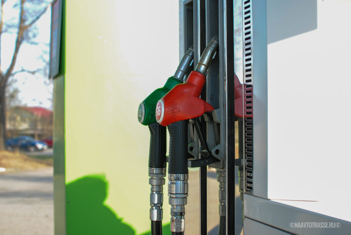 автомобиль и бензин. каким бензином заправлять. заправка автомобиля. пластиковые емкости для топлива азс. французская заправка бензина.