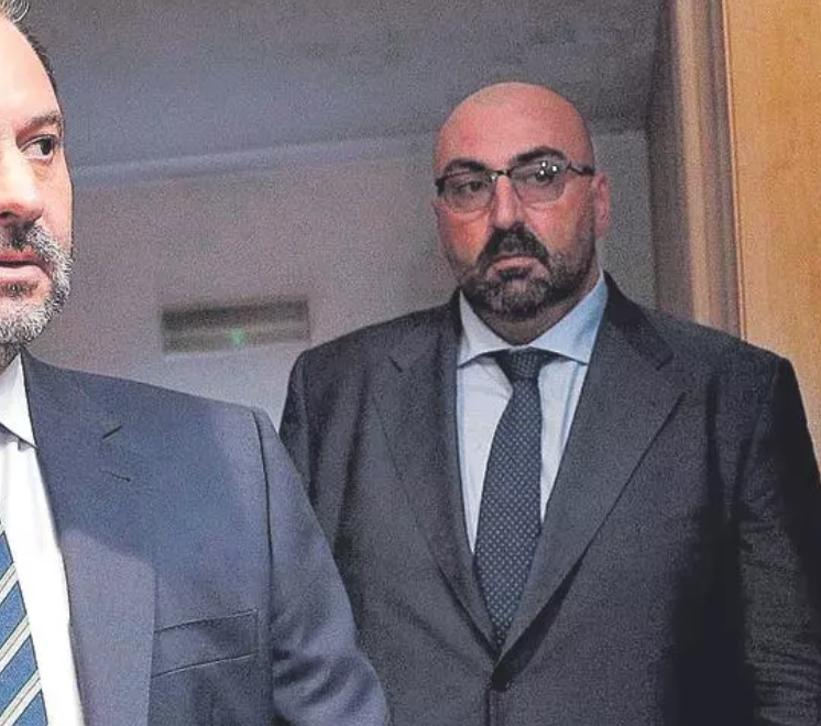 Справа - советник министра Кольдо Гарсия Исагирре 