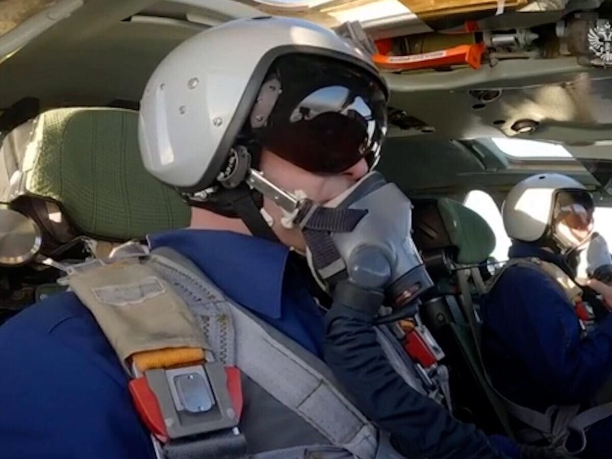    Путин в кабине Ту-160М© kremlin.ru