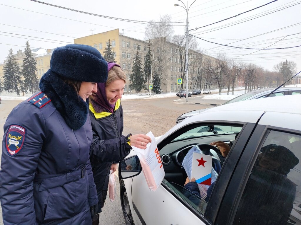 Женский патруль. Водителей в Твери сходу поздравили с 23 февраля