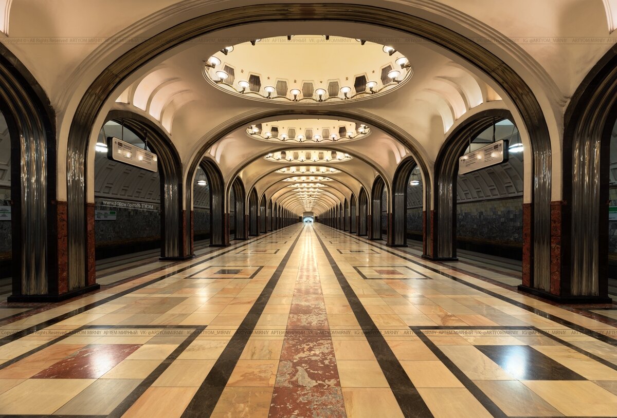 Какую станцию назвали самой красивой. Маяковская станция метро Москва. Московское метро станция Маяковская. Станция метрополитена Маяковская. Маяковская (станция метро, Кольцевая линия).
