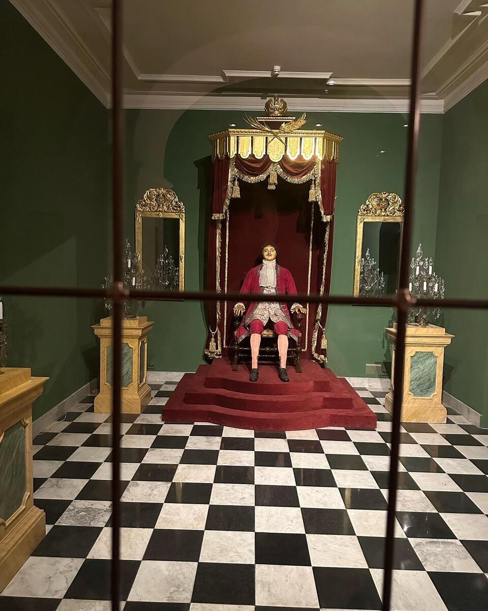 Восковая персона в помещении бывшей кордегардии