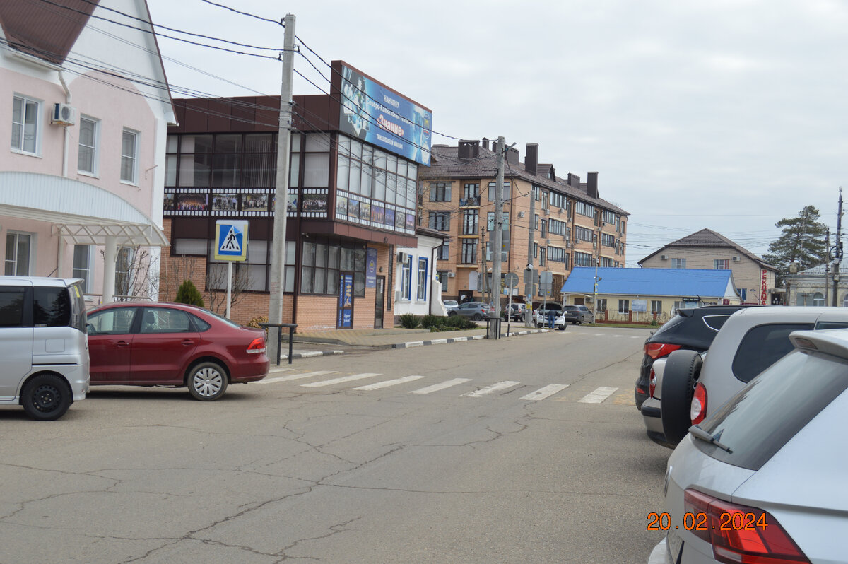 Фото автора. Город. В городе хорошо, а в деревне, по моим понятиям, лучше! В городе одно полчище машин чего стоит.
